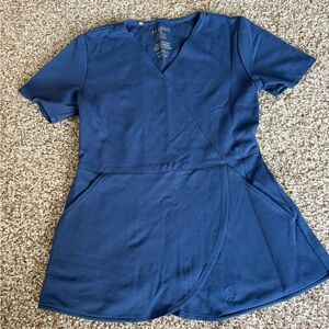 *Damaged please see description! *
Jaanuu scrub top Navy blue